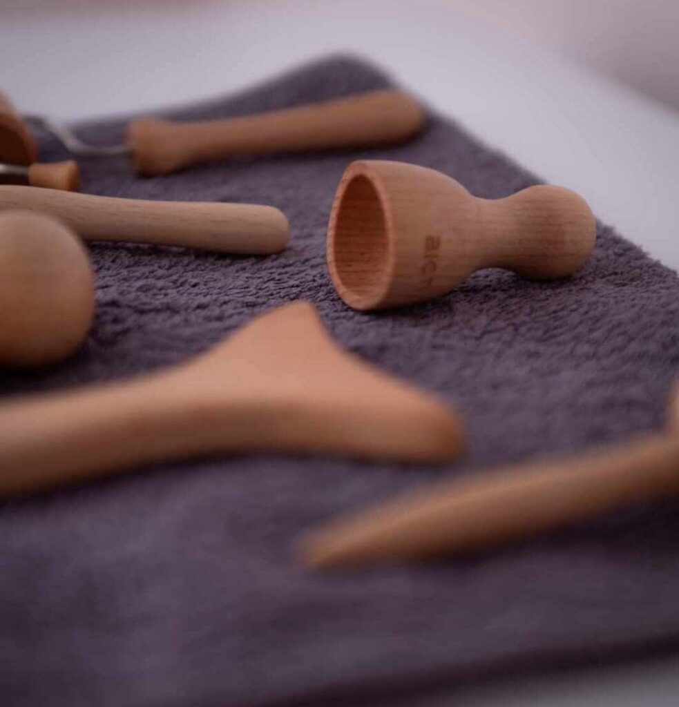 Outils de madérothérapie en bois utilisés pour les massages bien-être en institut à Harveng