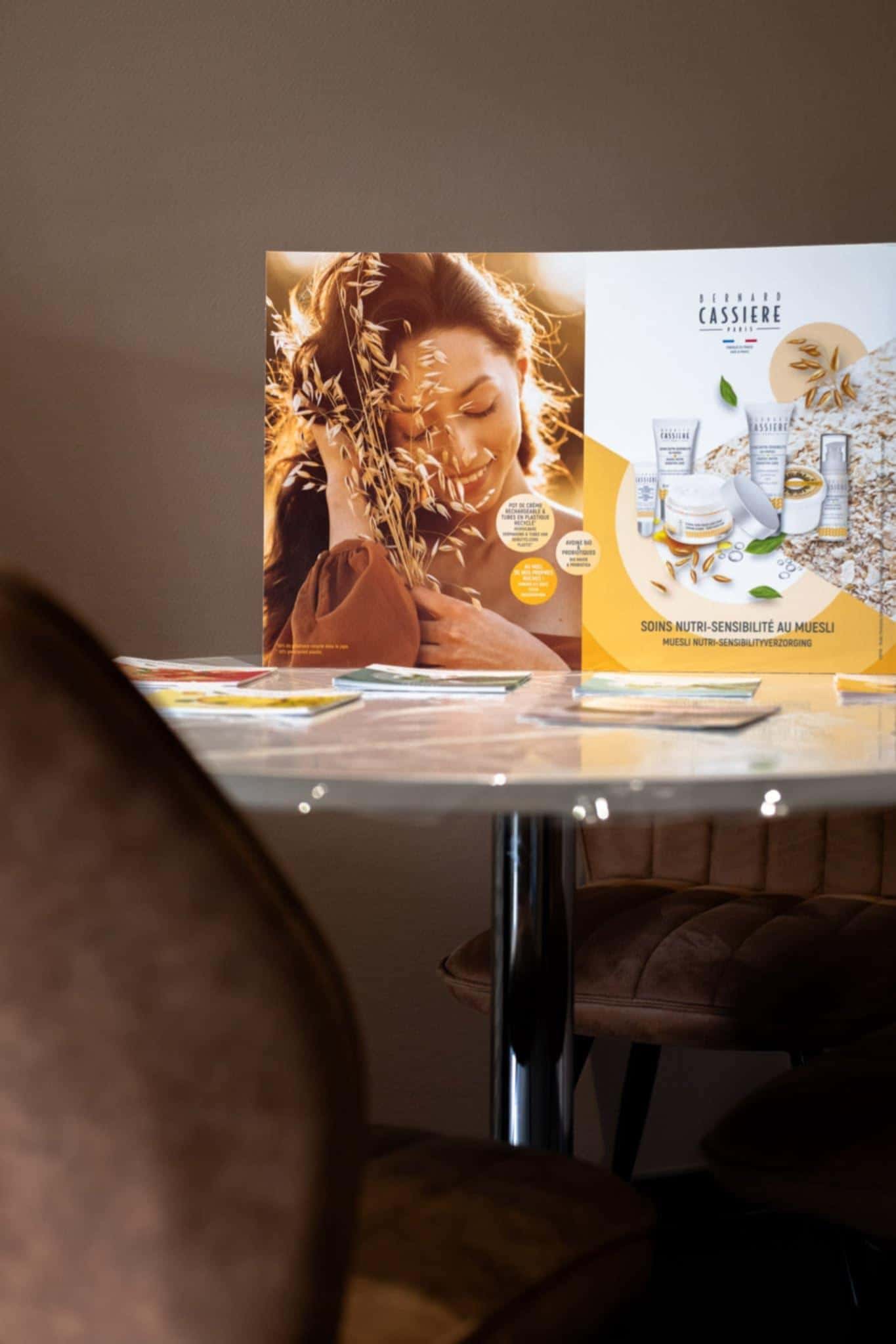 Affiche des soins Bernard Cassière exposée dans l’institut Beauty & Vous à Harveng, mettant en avant des produits de beauté naturels.