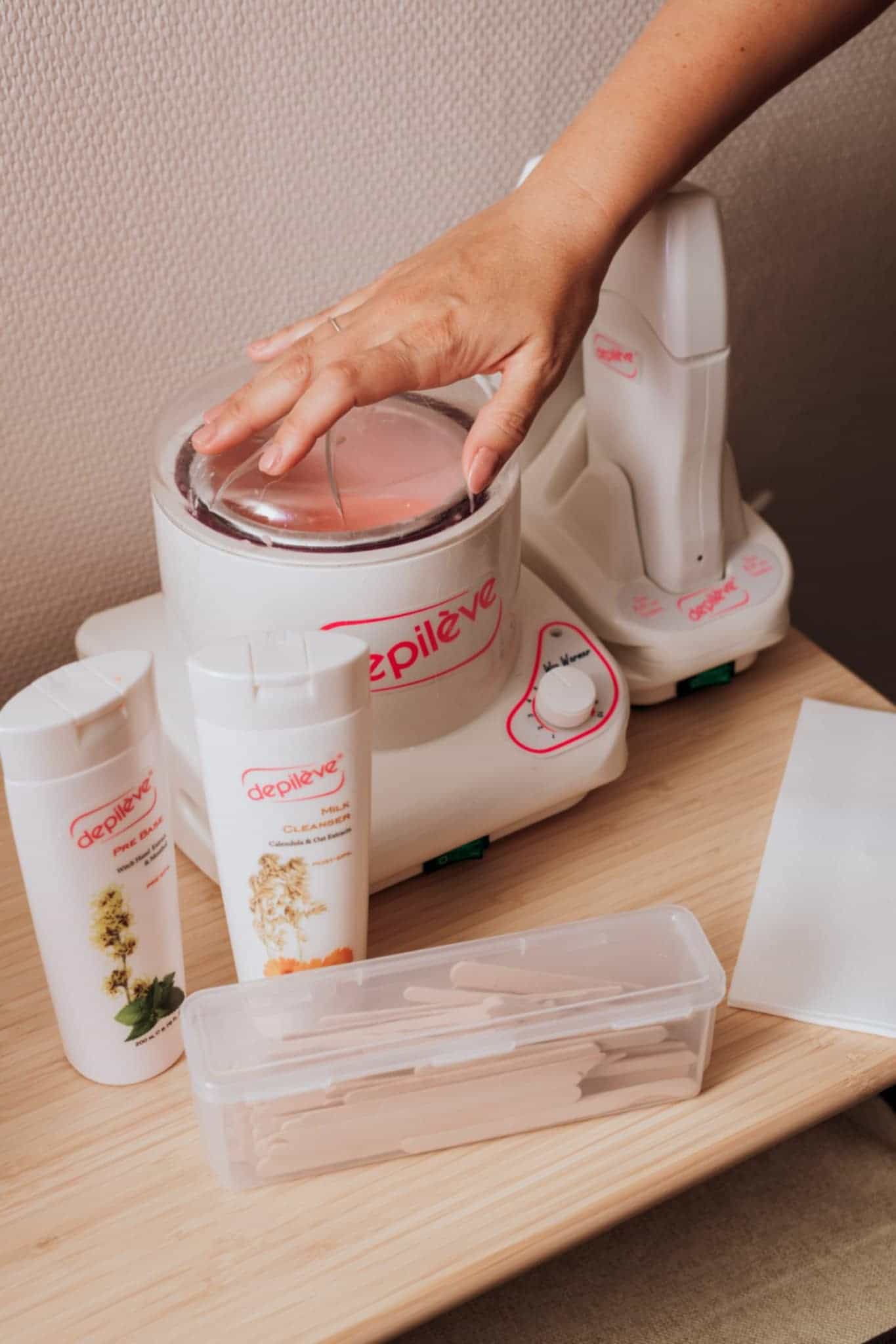 Matériel professionnel d’épilation à la cire utilisé à l’institut Beauty & Vous à Harveng pour des soins d’épilation précis et doux.