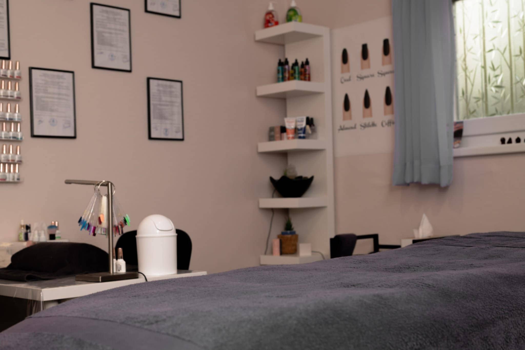 Salle de soin de l’institut Beauty & Vous à Harveng, un espace chaleureux dédié à la maderothérapie, au lifting coréen et aux soins esthétiques naturels.