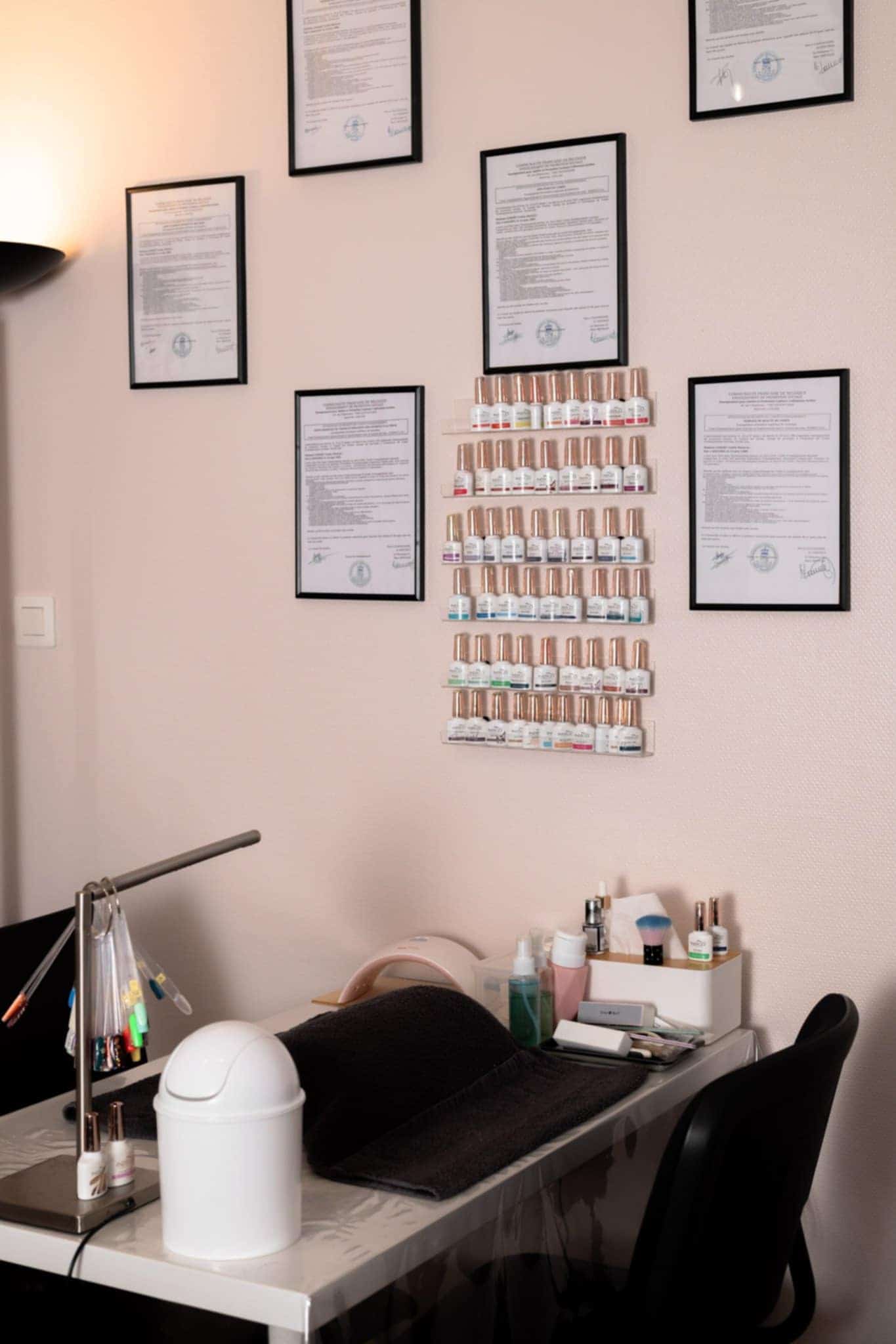 Espace manucure de l’institut Beauty & Vous à Harveng, avec table de soins, vernis et diplômes d’esthétique affichés au mur.