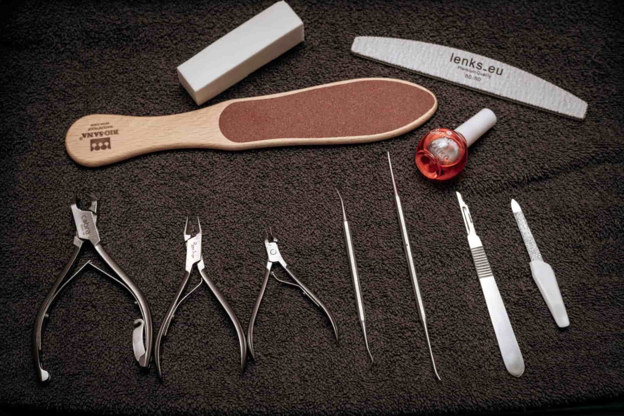 Soin des ongles avec manucure et pédicure à l’institut Beauty & Vous à Harveng, pour la beauté et le bien-être des mains et des pieds.