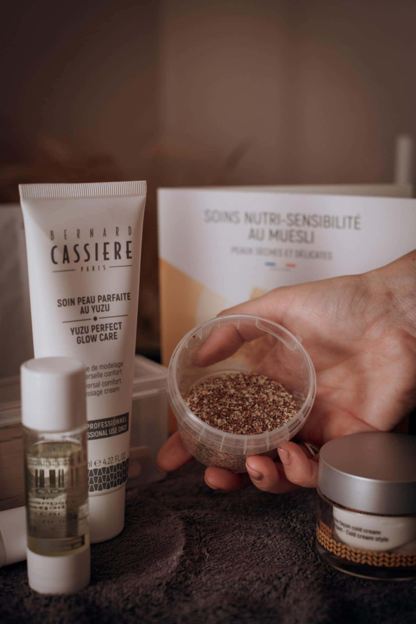 Soin visage Muesli Bernard Cassière pour peaux sensibles, apaisant et nourrissant, proposé chez Beauty & Vous à Harveng.