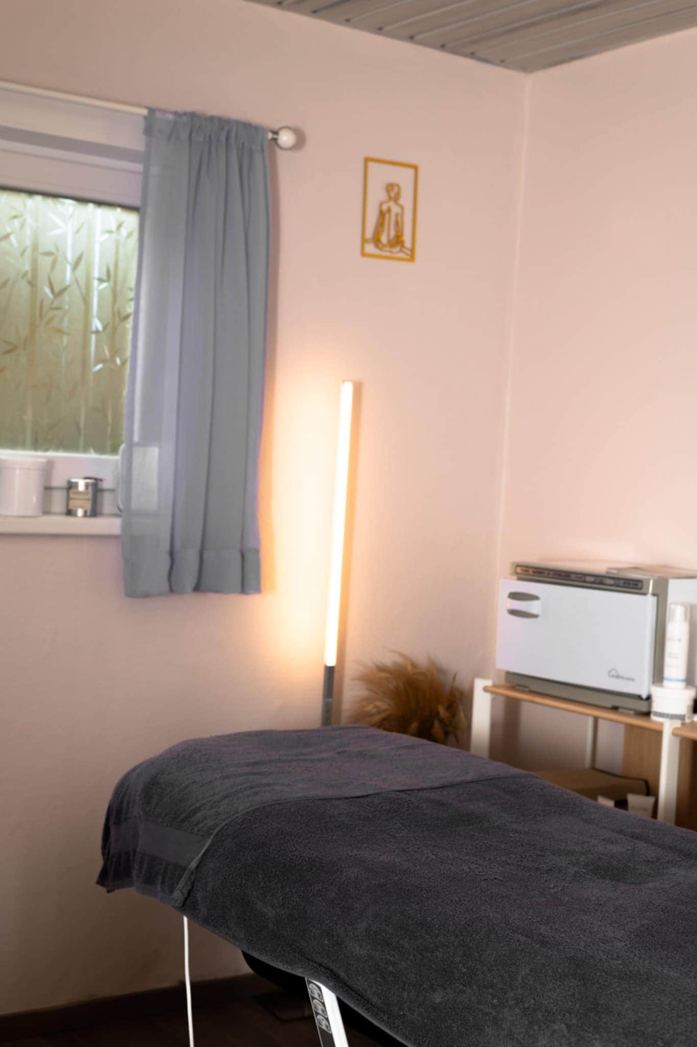 Table de massage de l’institut Beauty & Vous à Harveng, espace dédié à la maderothérapie, aux soins visage et au bien-être.